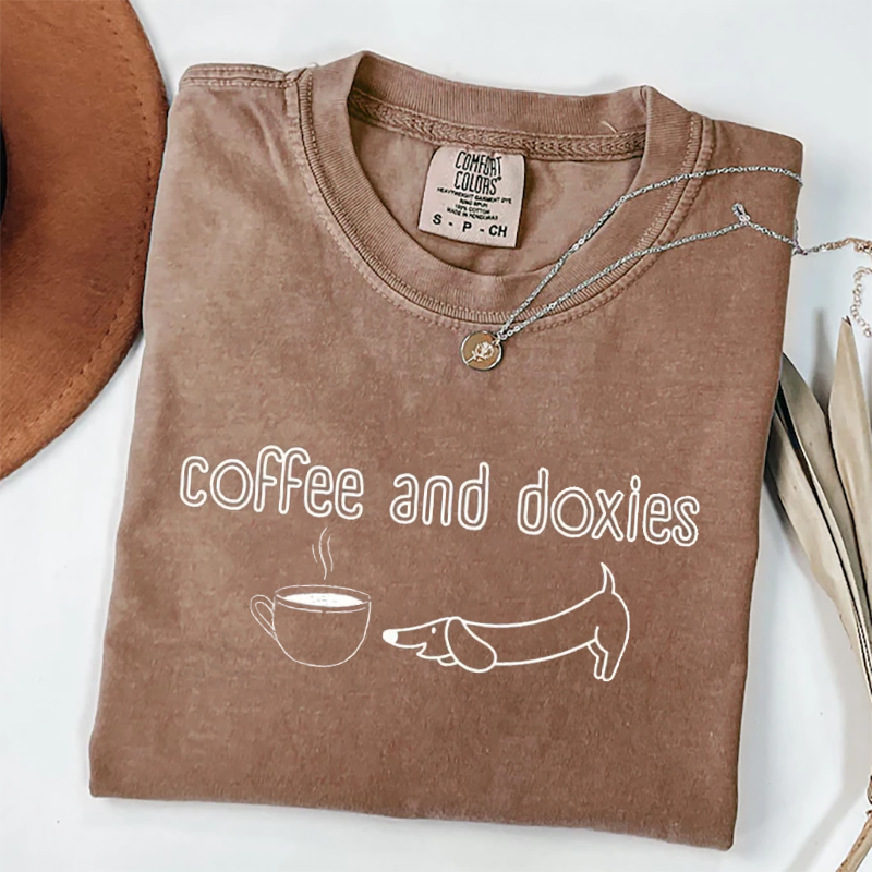Camiseta Comfort Colors café y Doxies